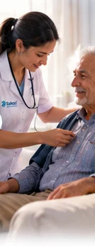 Une infirmière à domicile avec un patient âgé